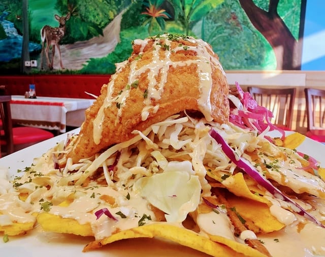 Pescado con Tajadas.