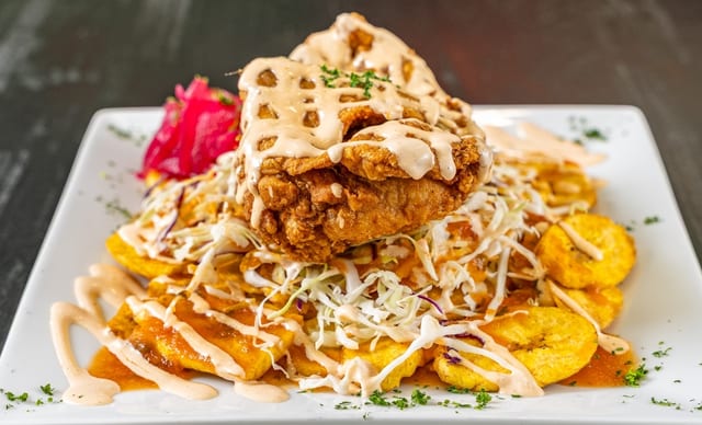 Pollo con Tajadas.